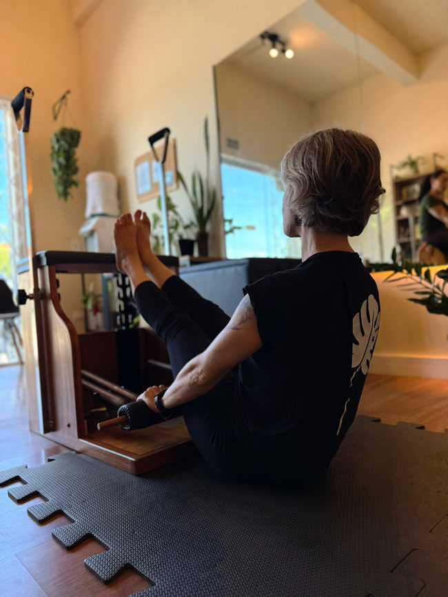 Equipamentos de Pilates no interior do estúdio Amanai